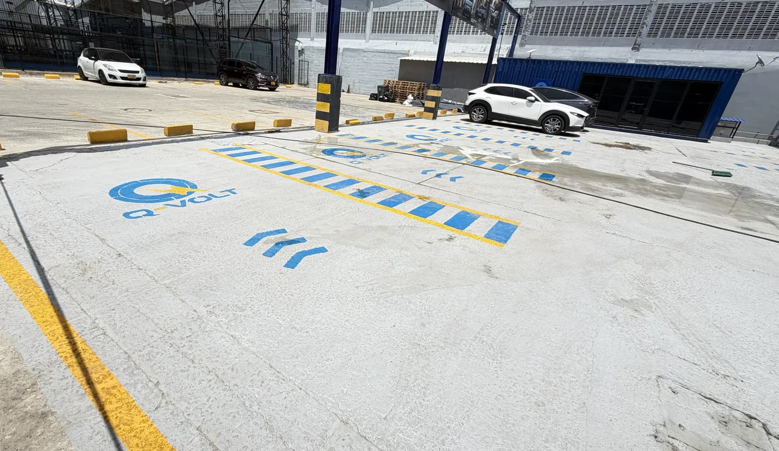 Zona de espera con plazas demarcadas frente a los cargadores de la electrolinera Q-Volt